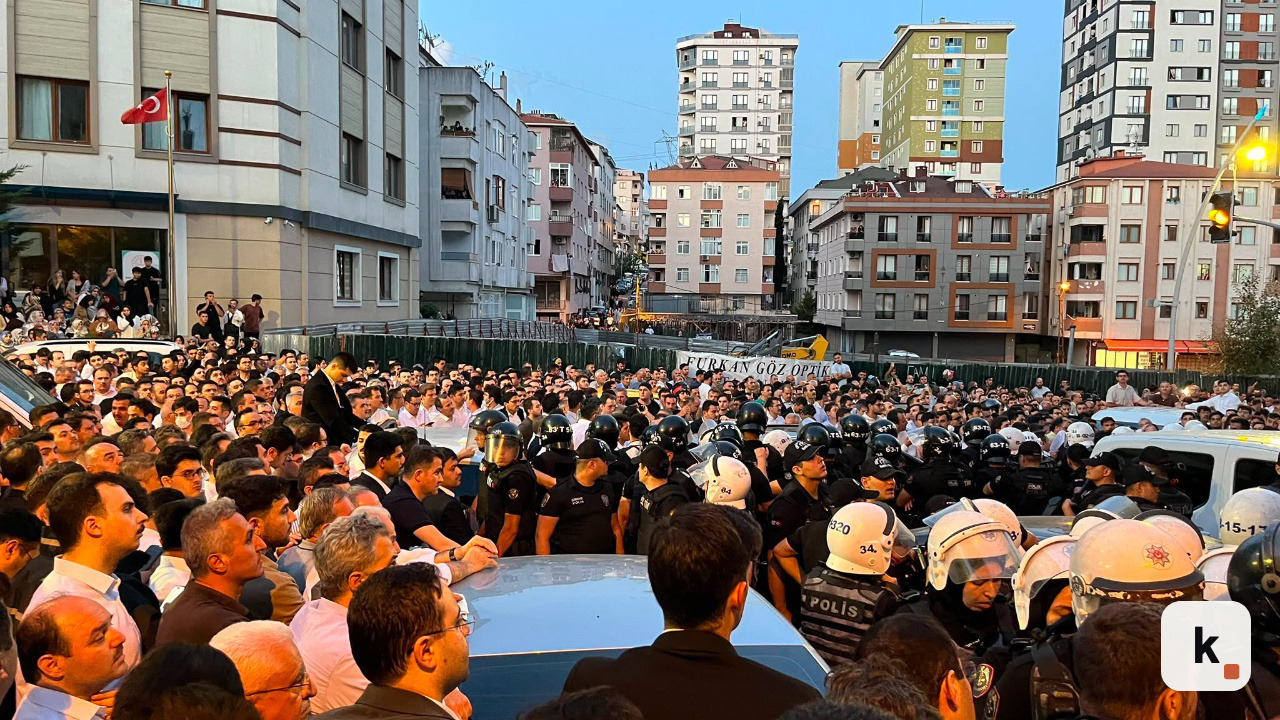 Süleymancılar'a Operasyon: Ümraniye'de Arbede, Evde 13 Tabanca